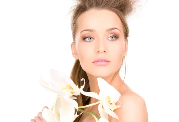 Mulher bonita com flor branca — Fotografia de Stock