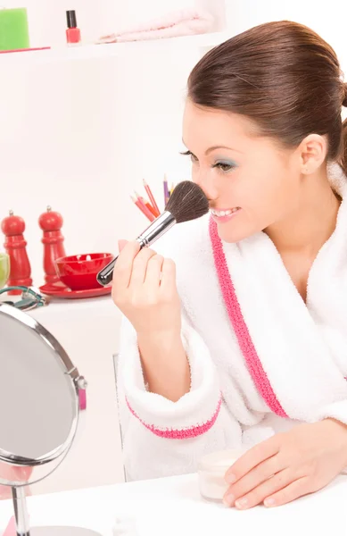 Mujer encantadora con cepillo y espejo — Foto de Stock