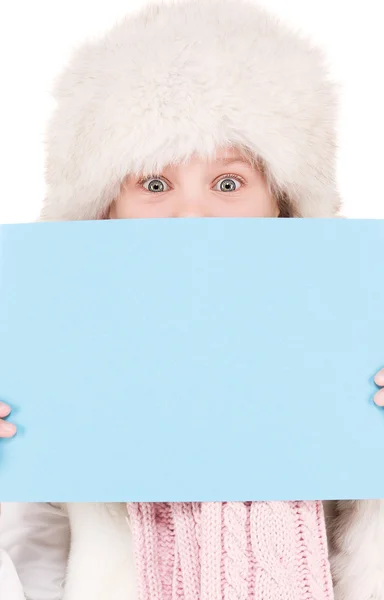 Ragazza in cappello invernale con bordo bianco — Foto Stock