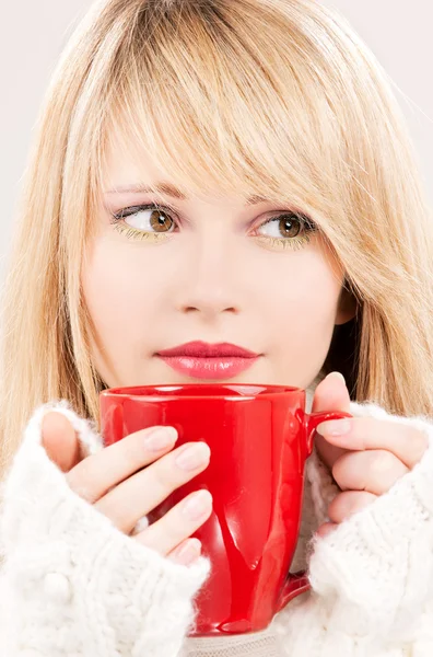 美しい十代の少女赤いマグカップ — ストック写真