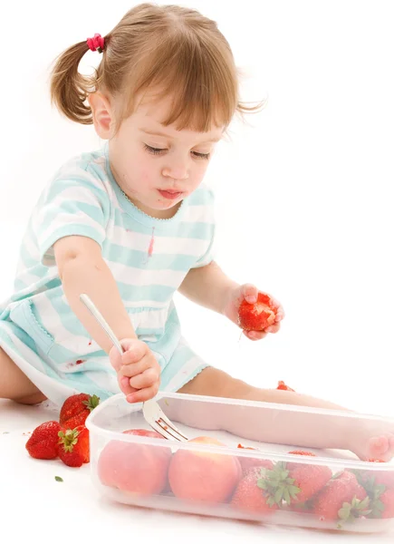딸기와 어린 소녀 — 스톡 사진