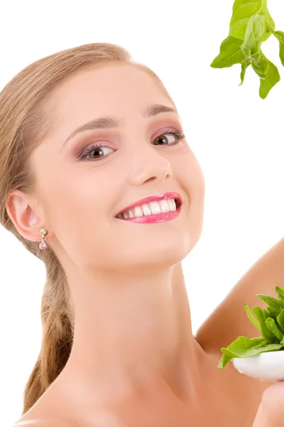 Счастливая женщина со шпинатом — стоковое фото