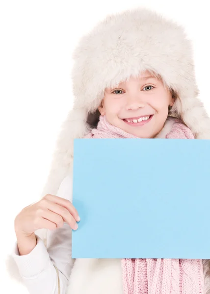 空白のボードとの冬の帽子の少女 — ストック写真