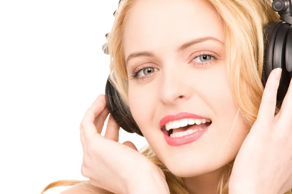 Glückliche Frau mit Kopfhörern — Stockfoto