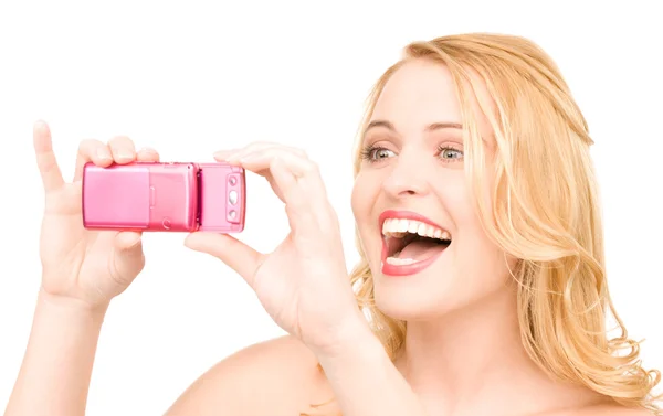 Gelukkige vrouw met behulp van de camera van de telefoon — Stockfoto