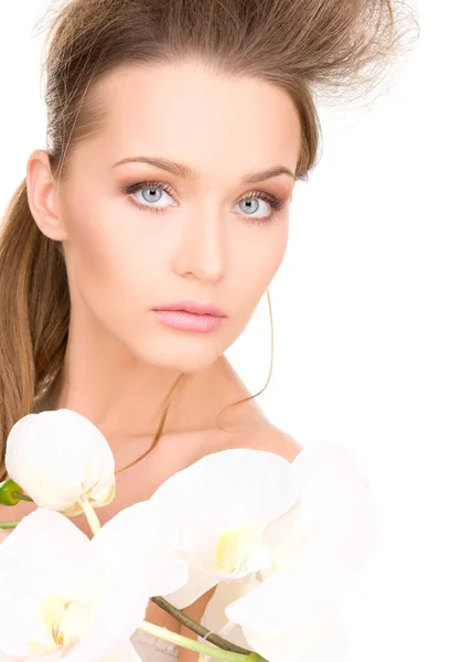 Schöne Frau mit weißer Blume — Stockfoto
