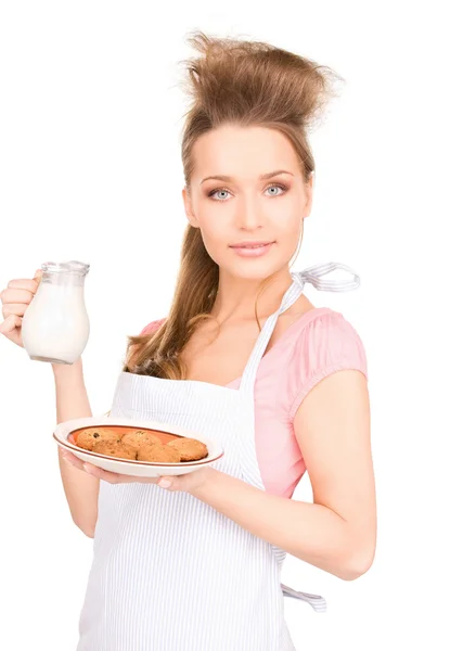 Huisvrouw met melk en koekjes — Stockfoto