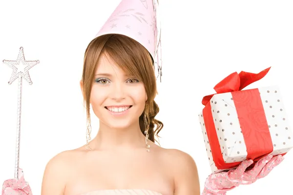 Teenage party girl s kouzelnou hůlkou a dárkový box — Stock fotografie