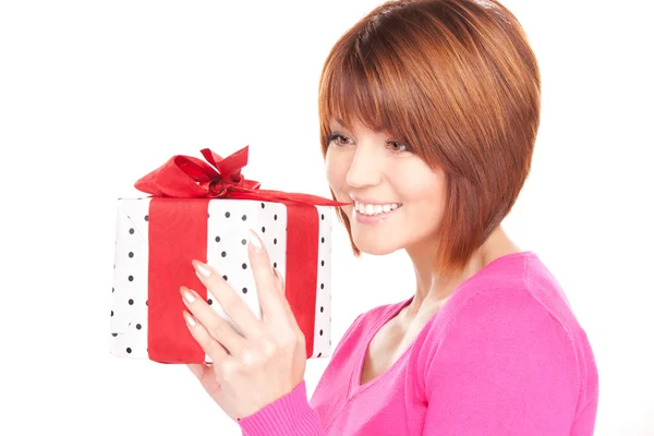 Glückliche Frau mit Geschenkbox — Stockfoto