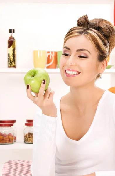 Junge schöne Frau mit grünem Apfel — Stockfoto