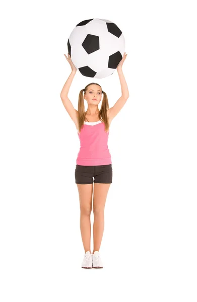 Прекрасная женщина с большим футбольным мячом — стоковое фото