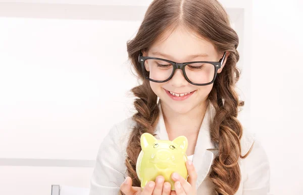 小女孩用猪存钱罐 — 图库照片