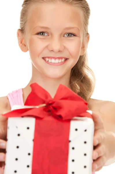 Ragazza felice con confezione regalo — Foto Stock