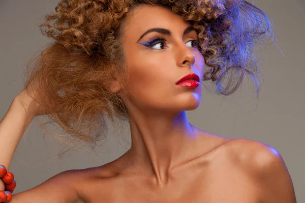 Mujer encantadora con el pelo fasionable —  Fotos de Stock