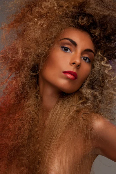 Fasionable saçlı güzel kadın — Stok fotoğraf