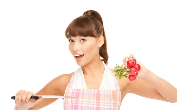 Hausfrau mit großem Messer und Rettich — Stockfoto