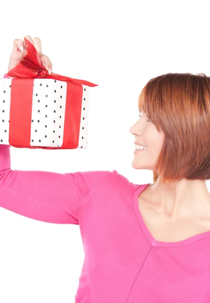 Femme heureuse avec boîte cadeau — Photo