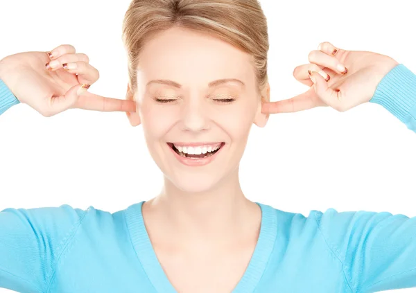 Donna sorridente con le mani sopra le orecchie — Foto Stock