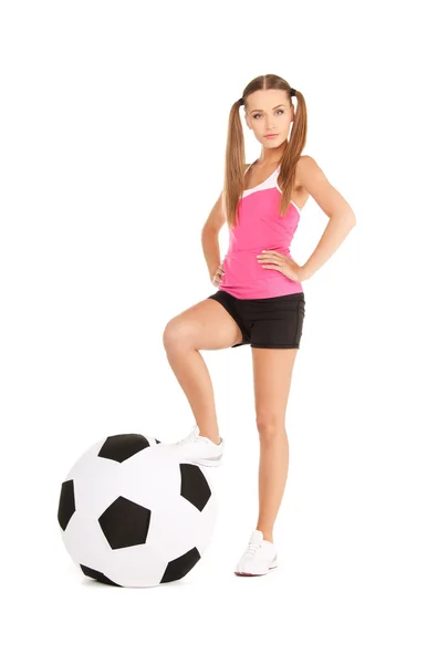 Büyük futbol topu ile güzel kadın — Stok fotoğraf