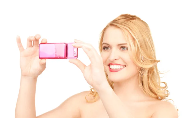 Mujer feliz usando la cámara del teléfono —  Fotos de Stock