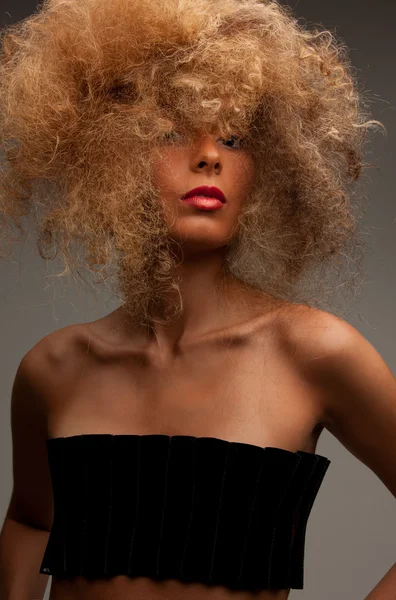 Mujer encantadora con el pelo fasionable —  Fotos de Stock