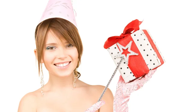 Adolescente fiesta chica con varita mágica y caja de regalo Imagen de stock