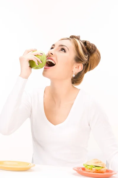 Женщина с зеленым яблоком и сэндвичем — стоковое фото