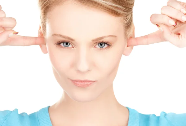 Kvinna med fingrarna i öronen — Stockfoto