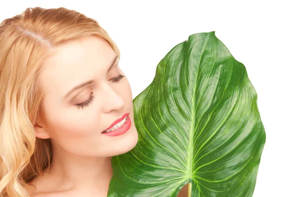 Vrouw met groene blad over Wit — Stockfoto