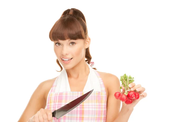 Femme au foyer avec gros couteau et radis — Photo