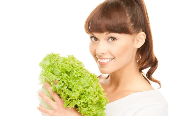 Schöne Hausfrau mit Salat über weißem — Stockfoto