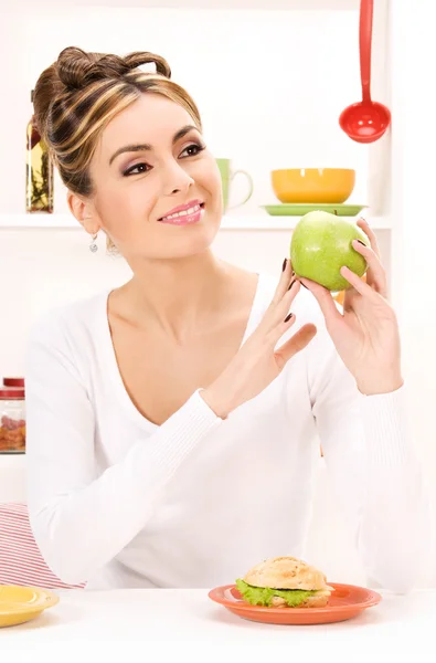 Žena se zelenými jablky a sendvič — Stock fotografie
