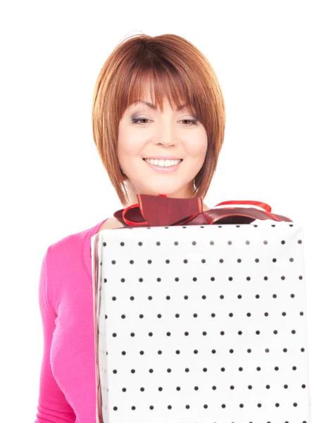 Счастливая женщина с коробкой подарков — стоковое фото