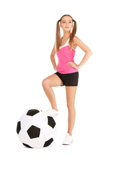 Mulher encantadora com grande bola de futebol — Fotografia de Stock