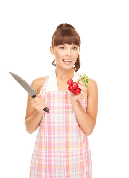 Femme au foyer avec gros couteau et radis — Photo