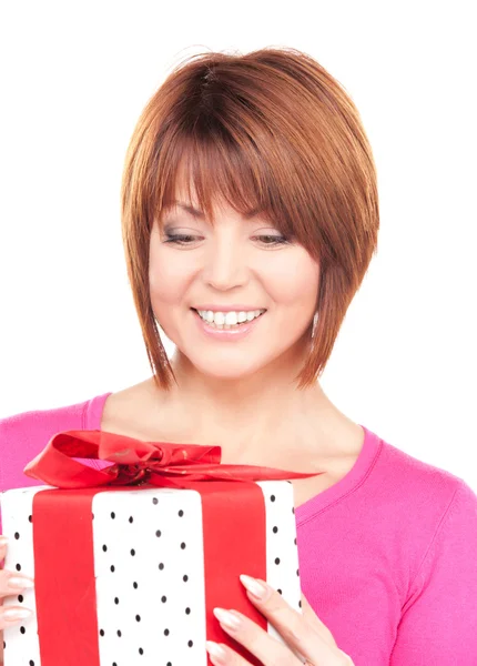 Szczęśliwa kobieta z pudełkiem prezentów — Zdjęcie stockowe