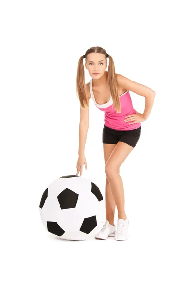 Krásná žena s velkým fotbalovým míčem — Stock fotografie