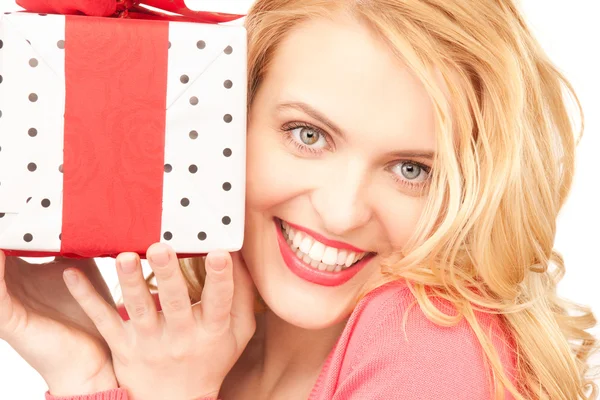 Mulher feliz com caixa de presente — Fotografia de Stock