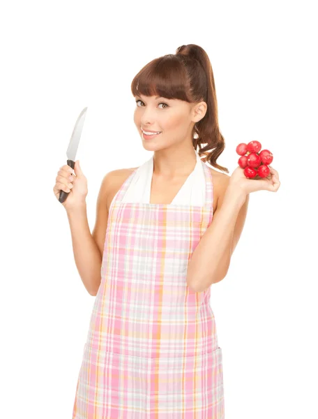 Hemmafru med stora kniv och rädisa — Stockfoto