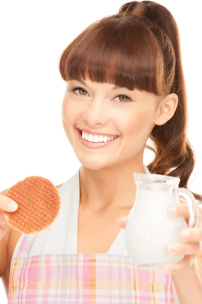 Femme au foyer avec lait et biscuits — Photo