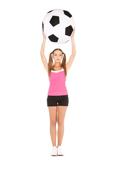 Mujer encantadora con gran pelota de fútbol — Foto de Stock