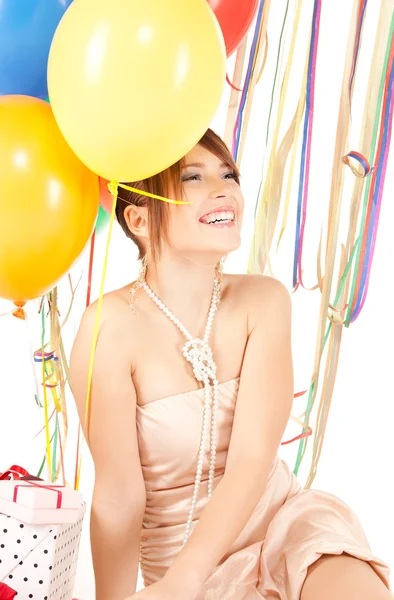 Partygirl mit Luftballons und Geschenkbox — Stockfoto
