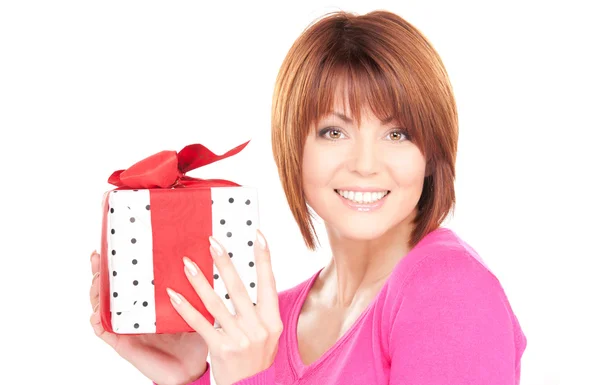 Femme heureuse avec boîte cadeau — Photo