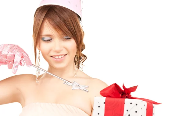 Adolescente fiesta chica con varita mágica y caja de regalo — Foto de Stock