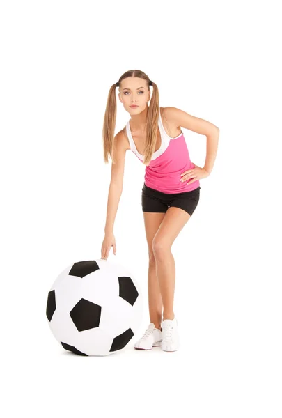 Bella donna con grande pallone da calcio — Foto Stock