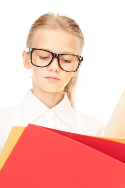 Ученик начальной школы с папками — стоковое фото