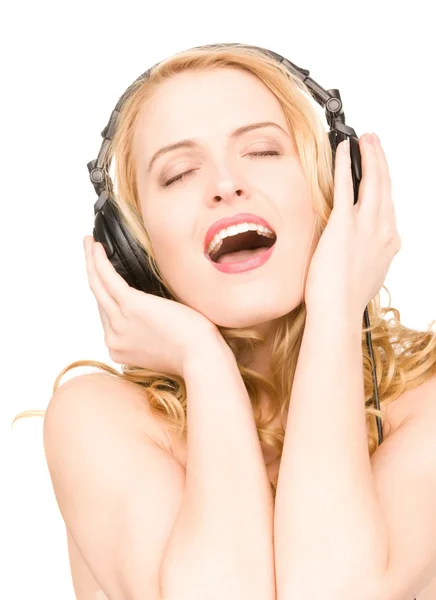 Femme heureuse dans les écouteurs — Photo