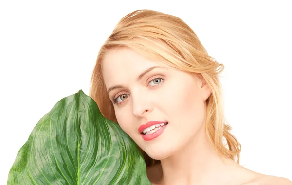 Frau mit grünem Blatt über weißem — Stockfoto