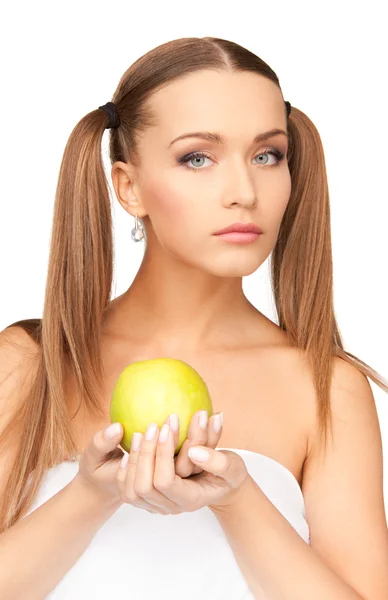 Młoda piękna kobieta z zielonym jabłkiem — Zdjęcie stockowe