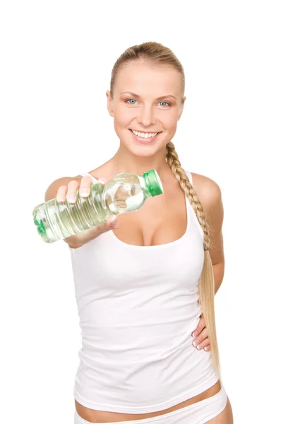 Vacker kvinna med en flaska vatten — Stockfoto